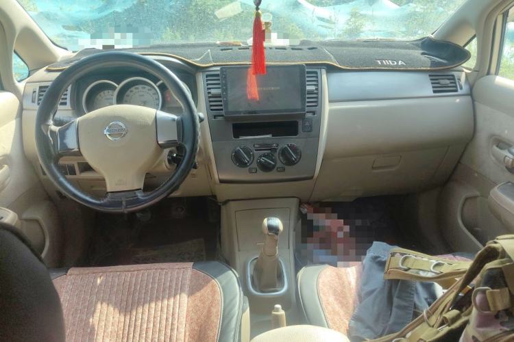 Used Nissan Tiida 2008 1.6L Manual Fashion Model Center Console