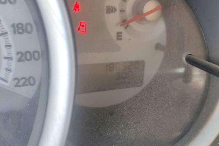 Used Nissan Tiida 2008 1.6L Manual Fashion Model Odometer Close Up