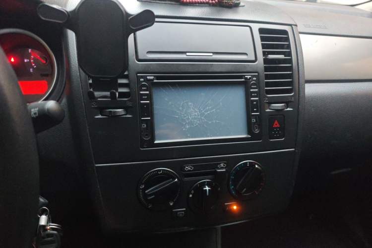 Used Nissan Tiida 2008 1.6L Manual Fashion Model Audio And AC Panel