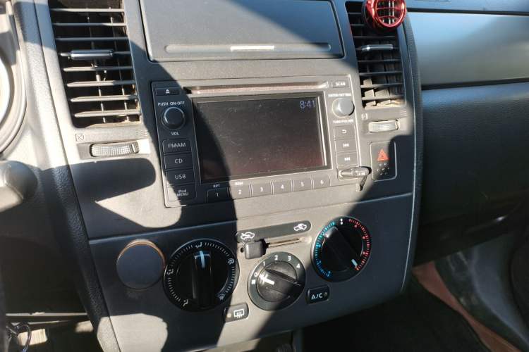 Used Nissan Tiida 2008 1.6L Manual Fashion Model Audio And AC Panel