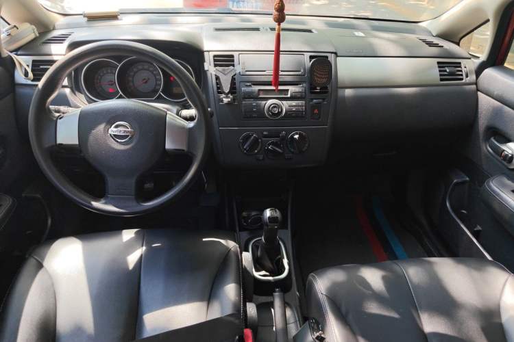 Used Nissan Tiida 2008 1.6L Manual Fashion Model Center Console