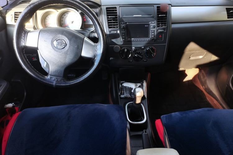 Used Nissan Tiida 2008 1.6L Manual Fashion Model Center Console