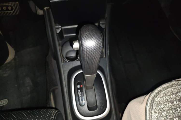 Used Nissan Tiida 2008 1.6L Automatic Smart Version Gear Lever