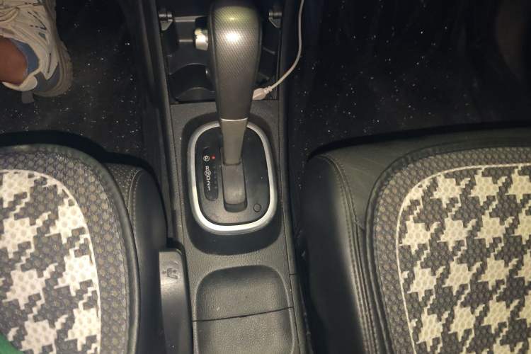 Used Nissan Tiida 2008 1.6L Automatic Smart Version Gear Lever
