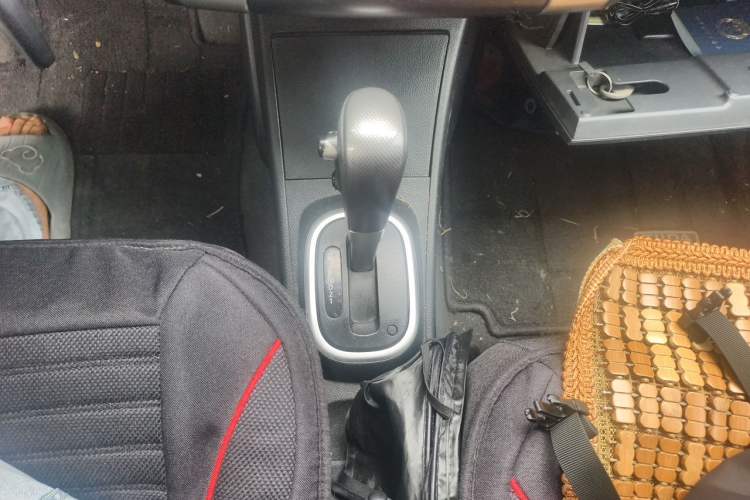 Used Nissan Tiida 2008 1.6L Automatic Smart Version Gear Lever