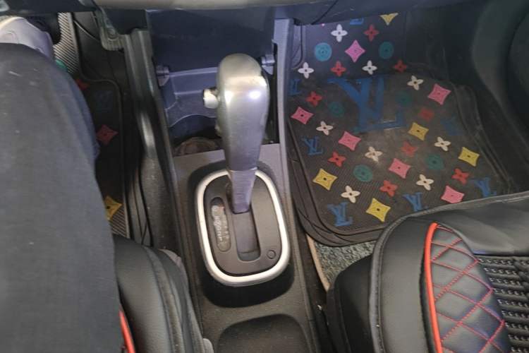 Used Nissan Tiida 2008 1.6L Automatic Fashion Edition Gear Lever