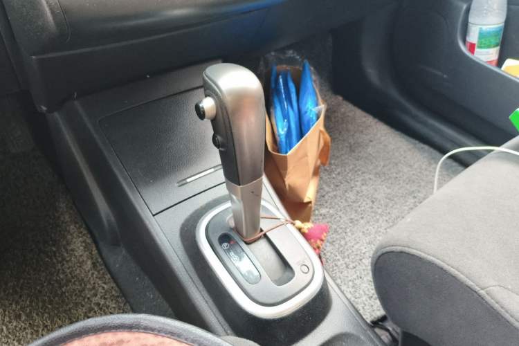 Used Nissan Tiida 2008 1.6L Automatic Fashion Edition Gear Lever