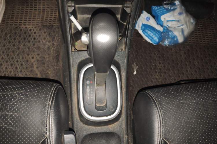 Used Nissan Tiida 2008 1.6L Automatic Smart Version Gear Lever