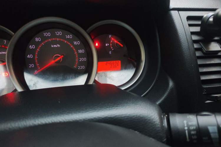 Used Nissan Tiida 2008 1.6L Manual Fashion Model Odometer Close Up