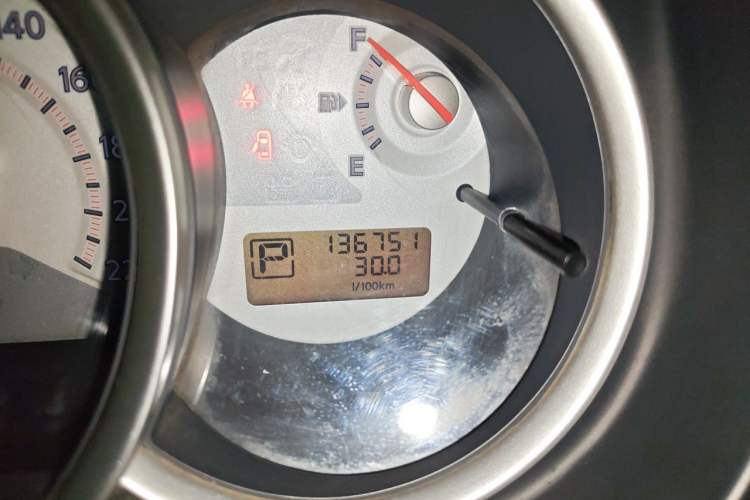 Used Nissan Tiida 2008 1.6L Automatic Smart Version Odometer Close Up