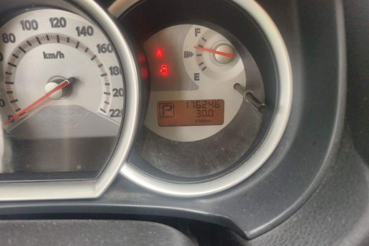 Used Nissan Tiida 2008 1.6L Automatic Smart Version Odometer Close Up