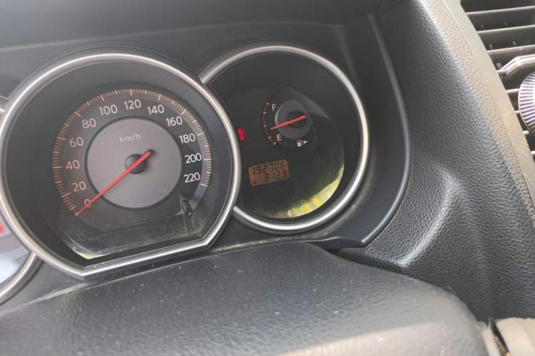 Used Nissan Tiida 2008 1.6L Manual Fashion Model Odometer Close Up
