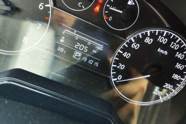 Used Nissan Tiida 2008 1.6L Automatic Tech Model Odometer Close Up