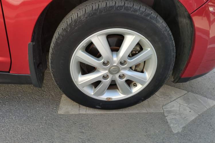 Used Nissan Tiida 2008 1.6L Manual Fashion Model Right Front Wheel Hub