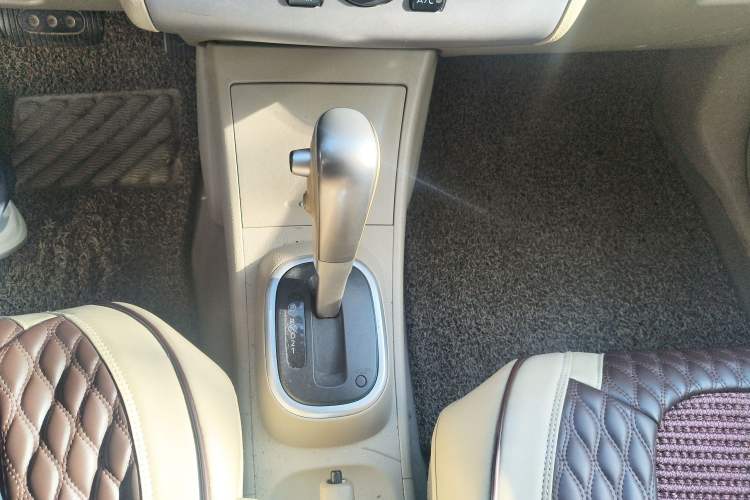 Used Nissan Tiida 2008 1.6L Automatic Fashion Edition Gear Lever