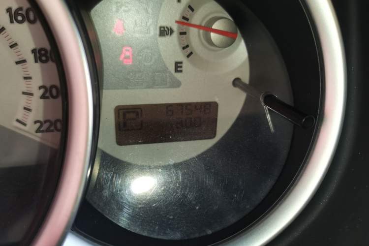 Used Nissan Tiida 2008 1.6L Automatic Fashion Edition Odometer Close Up
