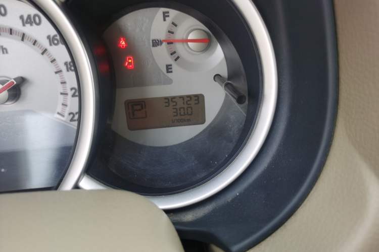 Used Nissan Tiida 2008 1.6L Automatic Smart Version Odometer Close Up