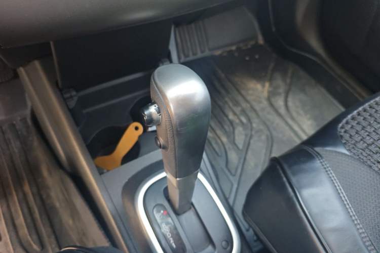 Used Nissan Tiida 2008 1.6L Automatic Fashion Edition Gear Lever