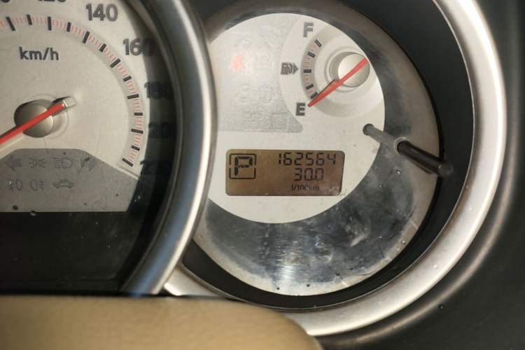 Used Nissan Tiida 2008 1.6L Automatic Smart Version Odometer Close Up
