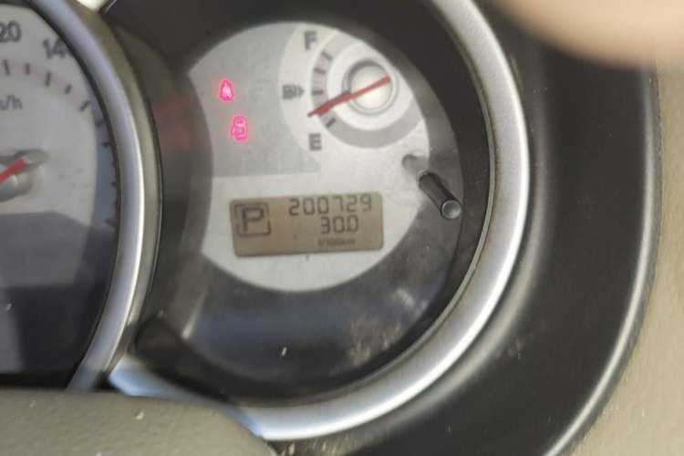 Used Nissan Tiida 2008 1.6L Automatic Smart Version Odometer Close Up