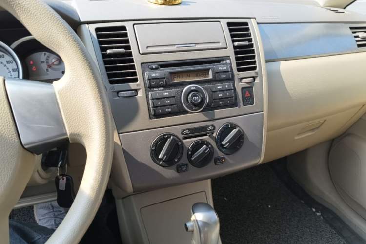 Used Nissan Tiida 2008 1.6L Automatic Fashion Edition Audio And AC Panel