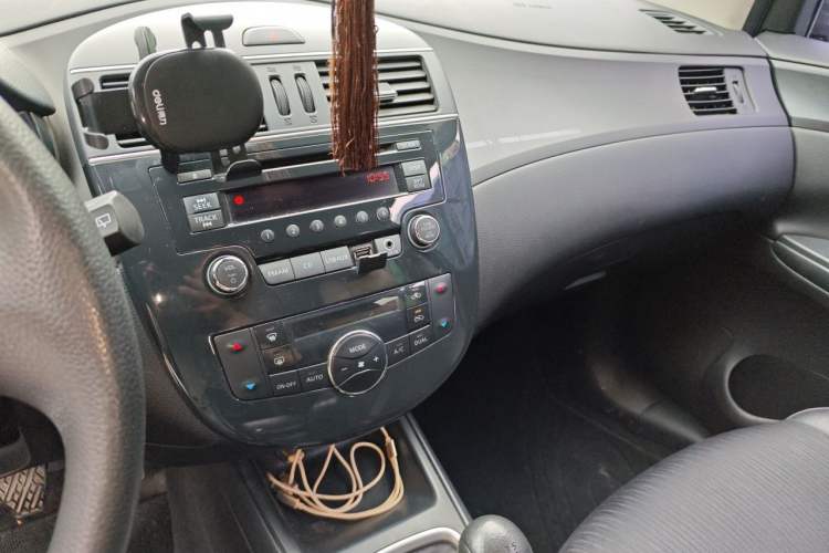 Used Nissan Tiida 2011 1.6L Manual Comfort Edition Audio And AC Panel