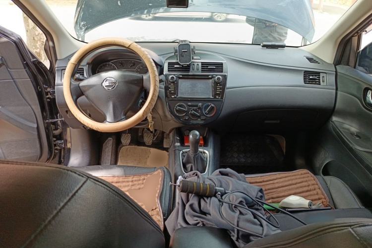 Used Nissan Tiida 2011 1.6L Manual Comfort Edition Center Console