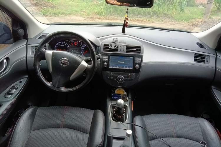Used Nissan Tiida 2011 1.6T Manual Xuan Dong Edition Center Console