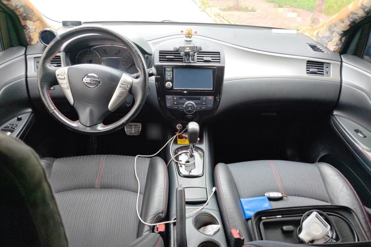 Used Nissan Tiida 2011 1.6T M-CVT Cool Edition Center Console