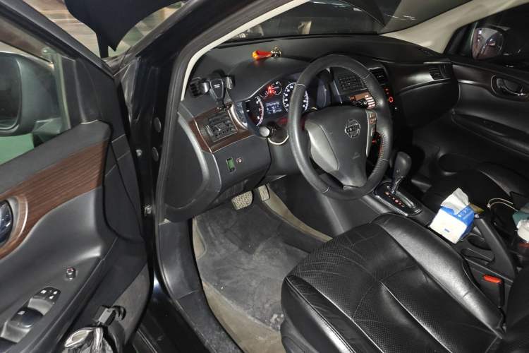 Used Nissan Tiida 2011 1.6L CVT Luxury Edition Driver Seat