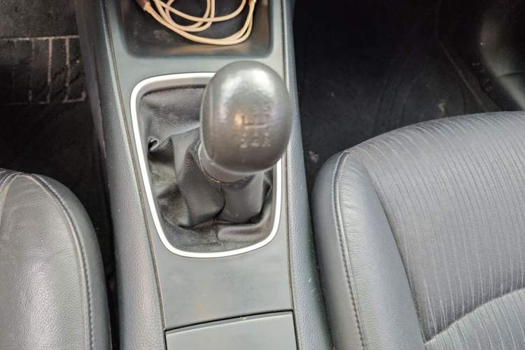Used Nissan Tiida 2011 1.6L Manual Comfort Edition Gear Lever