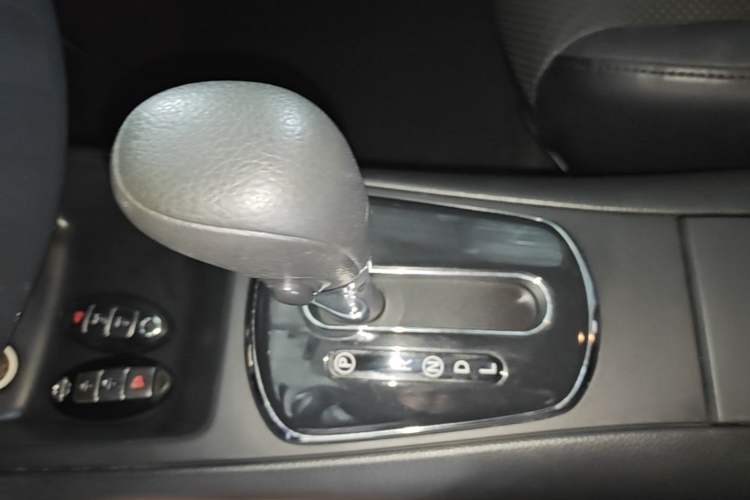 Used Nissan Tiida 2011 1.6L CVT Luxury Edition Gear Lever