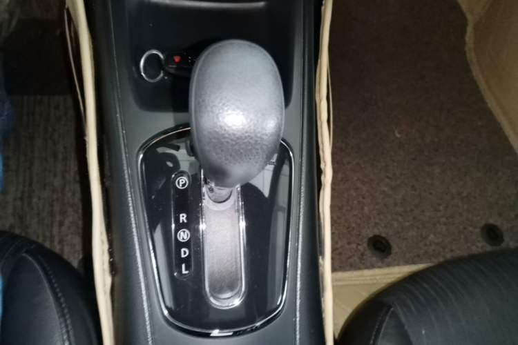 Used Nissan Tiida 2011 1.6L CVT Smart Version Gear Lever