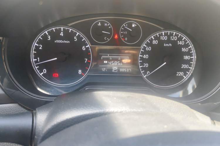 Used Nissan Tiida 2011 1.6L CVT Smart Version Odometer Close Up