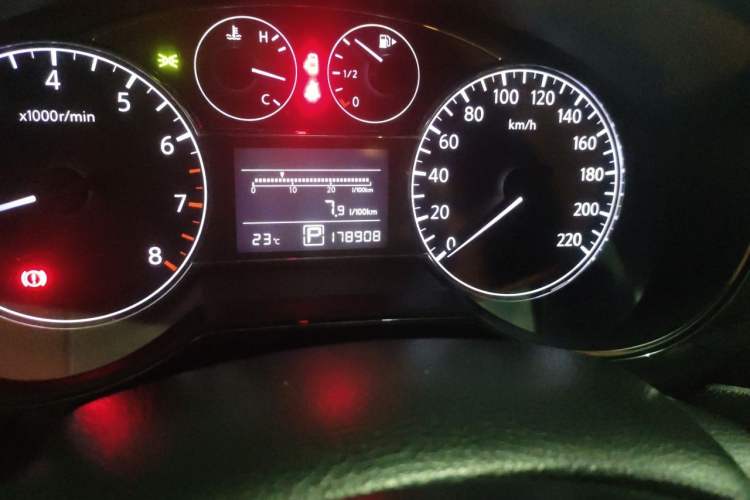Used Nissan Tiida 2011 1.6L CVT Smart Version Odometer Close Up