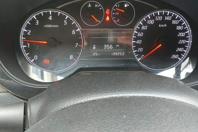 Used Nissan Tiida 2011 1.6T Manual Xuan Dong Edition Odometer Close Up