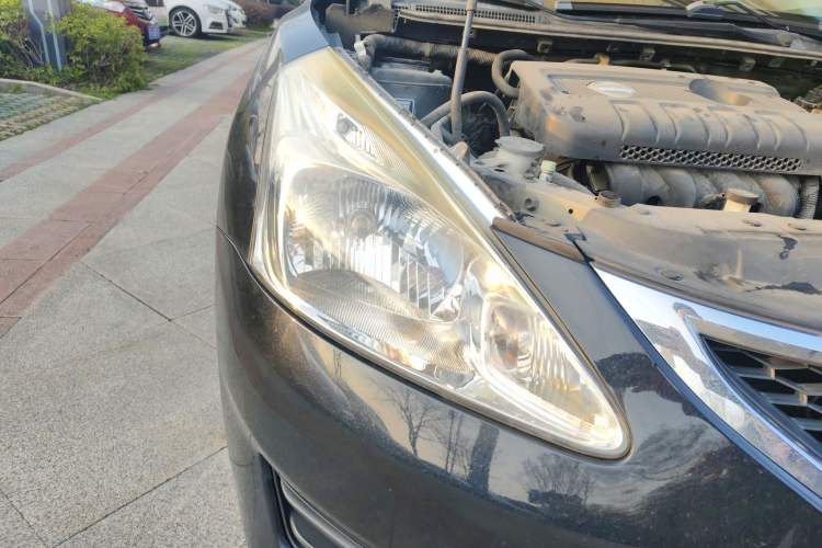 Used Nissan Tiida 2011 1.6L CVT Smart Version Right Front Headlight