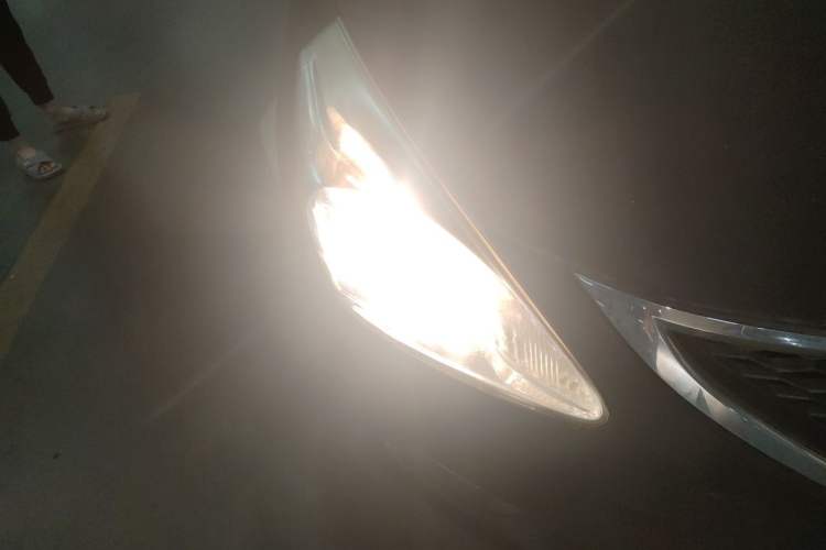 Used Nissan Tiida 2011 1.6L CVT Smart Version Right Front Headlight