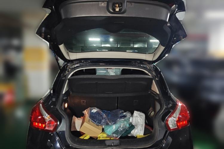 Used Nissan Tiida 2011 1.6L CVT Luxury Edition Trunk