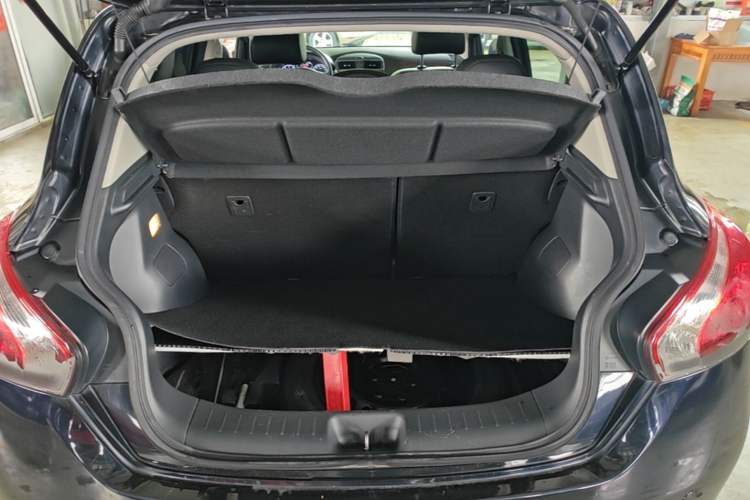 Used Nissan Tiida 2011 1.6L CVT Luxury Edition Trunk