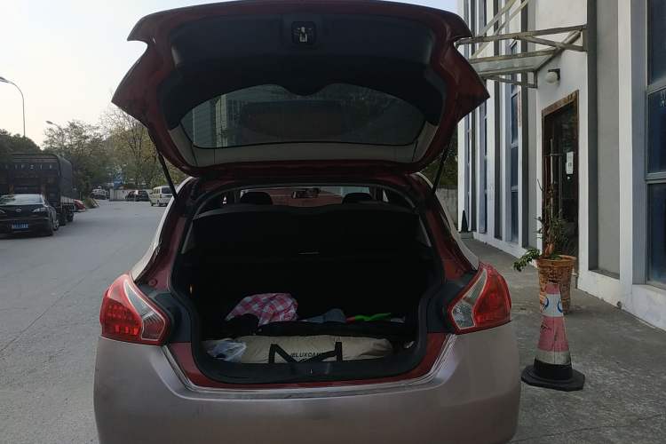 Used Nissan Tiida 2011 1.6L CVT Comfort Model Trunk