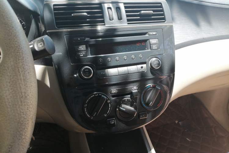 Used Nissan Tiida 2011 1.6L Manual Comfort Edition Audio And AC Panel