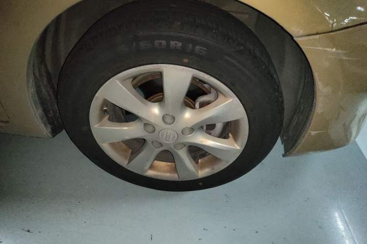 Used Nissan Tiida 2011 1.6L CVT Smart Version Right Front Wheel Hub