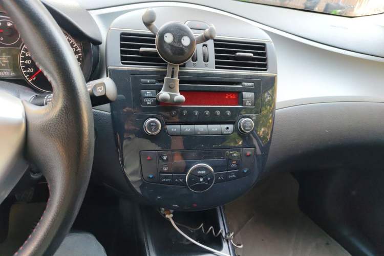 Used Nissan Tiida 2011 1.6T Manual Xuan Dong Edition Audio And AC Panel