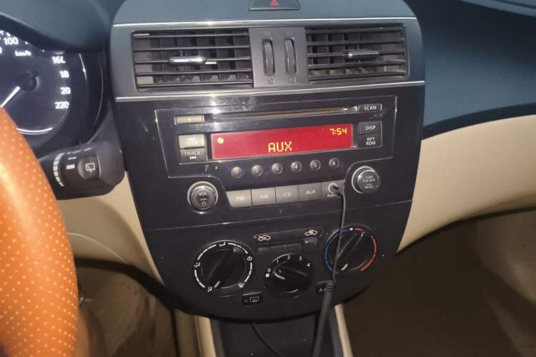 Used Nissan Tiida 2011 1.6L Manual Comfort Edition Audio And AC Panel