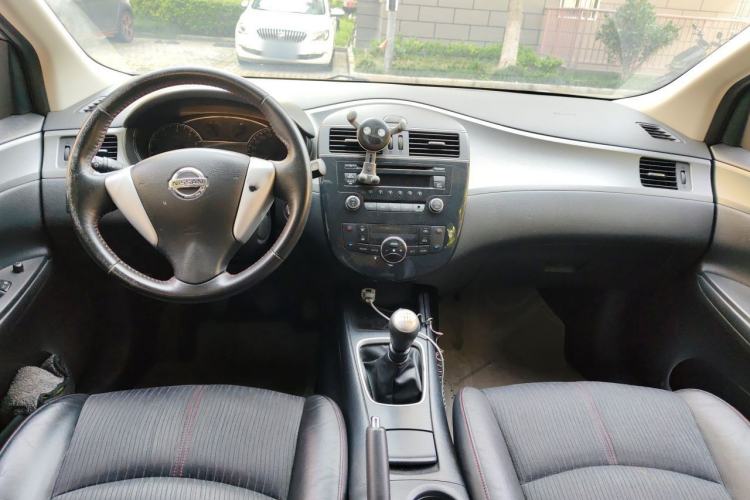 Used Nissan Tiida 2011 1.6T Manual Xuan Dong Edition Center Console