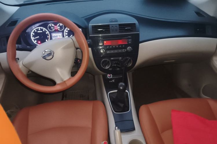 Used Nissan Tiida 2011 1.6L Manual Comfort Edition Center Console