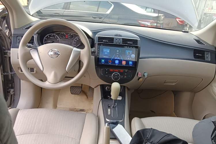 Used Nissan Tiida 2011 1.6L CVT Smart Version Center Console