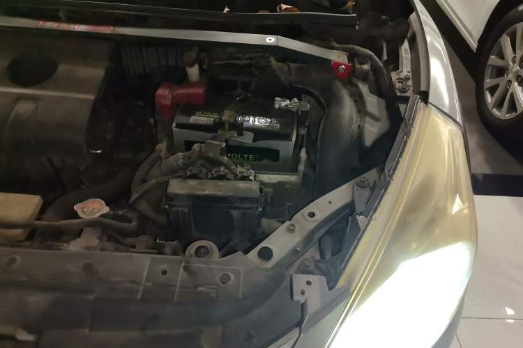 Used Nissan Tiida 2011 1.6L CVT Smart Version Engine Bay Left
