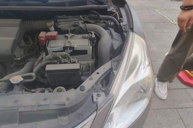 Used Nissan Tiida 2011 1.6L CVT Smart Version Engine Bay Left